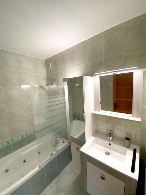 Appartement Spacieux 65M2, Avec Piscine Et Parking Fréjus Exterior foto